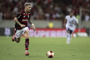 Varela será titular na estreia do Flamengo na Libertadores
